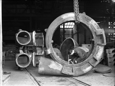 821678 Afbeelding van de fabricage van een centrifugaalpomp bij de N.V. Nederlandse Staalfabrieken DEMKA (Havenweg 7) ...